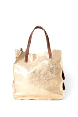 Bolso tipo tote de cuero con acabado texturizado en tono blanco desgastado. Cuenta con doble asa de mano y una correa larga ajustable y extraíble en color tostado. Presenta un bolsillo frontal externo y herrajes metálicos.