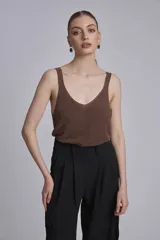Blusa negra de punto con escote en V y tirantes anchos.