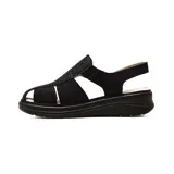 Sandalia casual Korium Confort modelo Jadiya, de color negro con detalles perforados en la capellada y tira ajustable con velcro en el talón. Posee suela gruesa y plantilla de cuero.