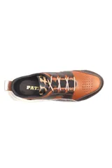 Zapatillas deportivas de cuero color marrón con detalles en animal print y cordones.