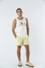 Short de baño liso con cintura elástica y cordón de ajuste. Cuenta con dos bolsillos laterales, un bolsillo posterior y un aplique de logo en goma en la pierna.