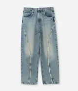 Pantalón de jean celeste de corte super baggy con cintura con trabilla, cierre tradicional, bolsillos y detalles deshilachados.