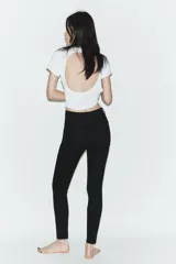 Jeans de corte skinny y tiro alto, confeccionados en tejido super elástico. Presentan diseño clásico de cinco bolsillos, cierre frontal con cremallera y botón metálico.