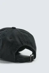 Gorra de seis paneles confeccionada en tejido de algodón con visera curva y ajuste posterior.