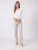 Pantalón sastrero de corte slim, color blanco, con pretina anatómica y panel interno modelador. Presenta bolsillos laterales tipo ojal, bolsillos traseros simulados y nervadura vertical marcada en el frente.