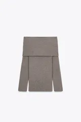 Top de punto de manga larga con escote recto tipo palabra de honor y diseño con vuelta en la parte superior que deja los hombros al descubierto.