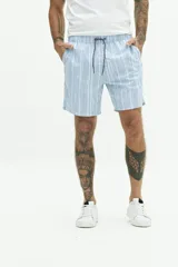 Short de baño de largo medio, con estampado de rayas verticales en tonos celeste y blanco. Posee cintura elástica con cordón de ajuste negro y forro interior amarillo.