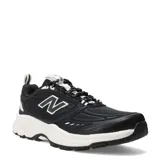 Championes New Balance modelo 410, color negro con detalles en blanco. Diseño deportivo con malla transpirable, refuerzos sintéticos y suela de goma con amortiguación.