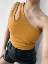 Top negro brillante de un solo hombro con abertura en el hombro izquierdo.