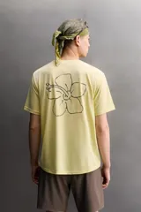 Remera Zara Athleticz de corte relaxed fit, confeccionada en tejido técnico fluido y ligero, en color verde militar. Presenta cuello redondo, manga corta y pequeño estampado a contraste en el pecho.