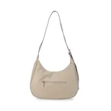 Cartera tipo hobo o media luna de cuero sintético negro, con textura granulada. Posee una correa ajustable para llevar al hombro o cruzada.