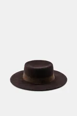 Sombrero de ala ancha confeccionado en hilatura con lana, con detalle de banda gruesa en tono contrastante en la base de la copa.
