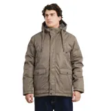 Campera de abrigo Oneill modelo East, color marrón, con capucha ajustable, cierre frontal con solapa y botones a presión, y bolsillos frontales con solapa.