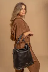 Cartera bandolera de gran tamaño en símil cuero color marrón con efecto desgastado. Cuenta con asa corta fija, correa larga regulable y placa metálica con logo en la parte frontal.