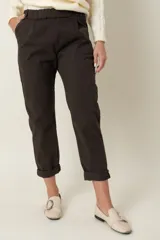 Pantalón de corte recto y tiro alto, color fucsia, con cintura elástica en la parte posterior, bolsillos laterales y cierre frontal.