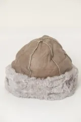 Gorro de borrego azul marino.