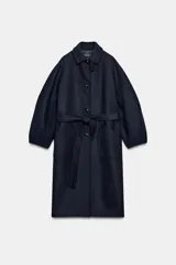 Abrigo de paño confeccionado en mezcla de lana, color azul marino. Presenta cuello solapa, manga larga, cierre frontal con botones y bolsillos delanteros. Incluye un cinturón del mismo tejido para ajustar a la cintura.