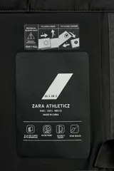 Pantalón deportivo de esquí color negro, confeccionado en tejido técnico impermeable de tres capas con costuras y cremalleras termoselladas. Cuenta con tirantes elásticos regulables, cintura ajustable, bolsillos frontales con cierre, refuerzos en la parte inferior de la pernera y sistema de rescate RECCO integrado.