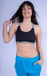 Crop top deportivo negro con banda inferior y tirantes con detalles brillantes.