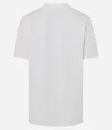 Remera de algodón color blanco, de corte alargado, con cuello redondo y manga corta. Presenta una estampa frontal de estilo tropical con palmeras, flores y texto 'Summer Tropical Beach'.