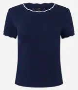 Top de manga corta ajustado al cuerpo, color marrón oscuro, con cuello redondo y bordes festoneados en color crema o beige claro.