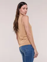 Musculosa de seda fría verde con escote a la base y detalle de aplique metálico dorado en el hombro.