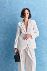 Blazer negro de corte relajado, con solapa clásica y cierre frontal.