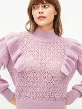 Buzo de tejido de punto calado en color lila, con cuello alto, mangas largas con puños ajustados y detalle de volados en los hombros.