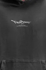 Hoodie gris de corte holgado con efecto desgastado y estampado de graffiti en la espalda.