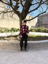 Buzo de tejido de punto color rosa con grandes círculos color borgoña.