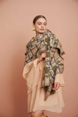 Vestido corto color salmón claro, de mangas largas con volados y corte suelto.