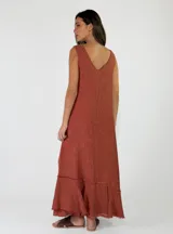 Vestido largo sin mangas de lino azul, con escote en V, bolsillos laterales y detalles de costuras marrones a la vista con terminaciones deshilachadas en el bajo.