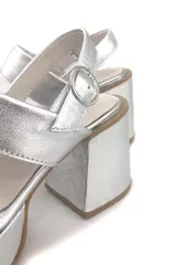 Sandalias plateadas de cuero con plataforma y taco cuadrado.