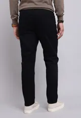 Pantalón negro de corte recto, estilo jeans de cinco bolsillos, confeccionado en algodón y elastano.