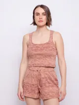 Short de tejido de punto con efecto jaspeado en tonos verde y amarillo claro. Presenta cintura elástica con cordón ajustable.