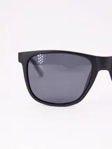 Lentes de sol negros con marco cuadrado y detalles de strass en las esquinas superiores.