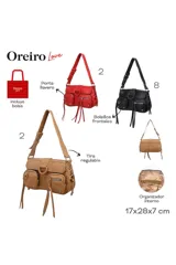 Cartera Las Oreiro color camel, con solapa frontal y cierre de hebilla. Incluye dos bolsillos frontales con cierre y tiradores decorativos, y cordones laterales. La correa es ajustable.