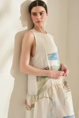 Vestido midi sin mangas de lino, con diseño estampado tipo paisaje en tonos rosado, verde militar y beige, corte recto y falda con volados en la parte inferior.