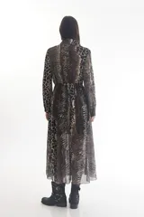 Vestido midi camisero con estampado animal print, de manga larga y cuello camisero. Tiene dos bolsillos con solapa en el pecho y cintura elastizada.