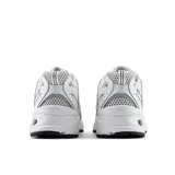 Championes New Balance modelo 530, color blanco con detalles en gris y negro, confeccionados en malla transpirable y material sintético, con tecnología ABZORB en la entresuela.