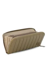 Billetera de dama en símil cuero color negro, de diseño acolchado con costuras verticales que forman relieves y cierre perimetral. Incluye monograma en la esquina inferior y viene con caja de presentación estampada.
