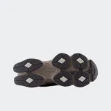 Championes New Balance modelo 9060 en color marrón, con diseño inspirado en la estética Y2K. Presentan una parte superior de malla con superposiciones de gamuza, entresuela con amortiguación ABZORB y SBS, y suela de goma con proporciones exageradas.