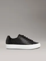 Zapatillas negras de piel sintética con monograma de Calvin Klein grabado en relieve, suela de goma blanca y cordones al tono.