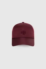 Gorra de nylon bordó con visera curva y logo bordado tono sobre tono en el frente.