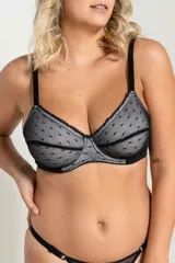 Soutien con aro confeccionado en jersey y microtul con estampado de lunares. Espalda de lycra, breteles elásticos regulables y broches en la espalda.