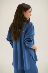 Sobrecamisa azul de lino con cuello camisero, manga larga y cierre frontal con botones.