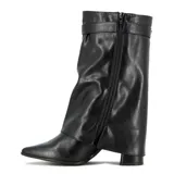 Bota de cuero de caña media color negro, con diseño fruncido, funda desmontable con cierre lateral dorado y hebilla metálica en la parte superior. Cuenta con taco cuadrado y punta fina.