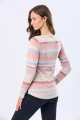 Remera de algodón de manga larga con escote redondo y estampado de rayas horizontales en tonos beige, rosado y azul. Presenta una pequeña abertura lateral en el dobladillo y un detalle de botón dorado.