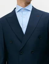 Ambo Harrington Label de color azul marino, compuesto por un saco cruzado de doble botonadura y solapas de pico, y pantalón a juego.