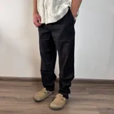 Pantalon de lino corte recto en color negro, con cintura elástica y cordón ajustable.